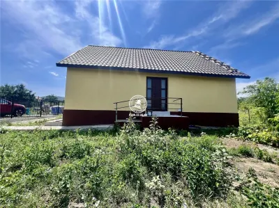 Casa cu 4 camere si 400mp de teren in Voinesti - foto 2