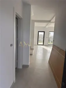 Vanzare  1/2 duplex 4 camere Mosnita Noua - foto 4