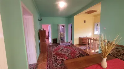 Casa solidă și spațioasă în centrul orașului Livada - foto 11