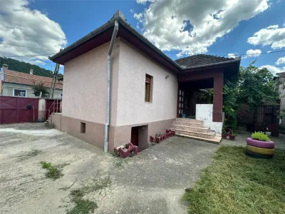 Bocsa Montana, 2 Case direct la Soseaua Principala, la pret de una - foto 20