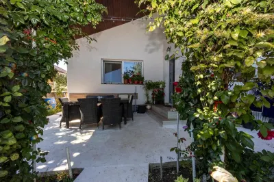 Vila duplex 5 camere  2 bai S =  145 mp + teren 360 mp lunca Cetatuii - foto 4