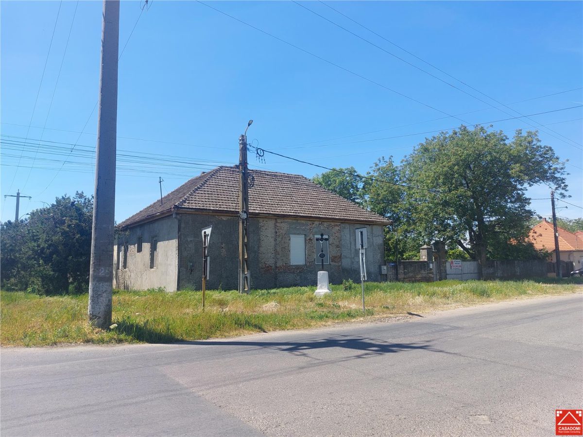 Casa spatioasa cu teren mare, pe colt, in Periam - Periam