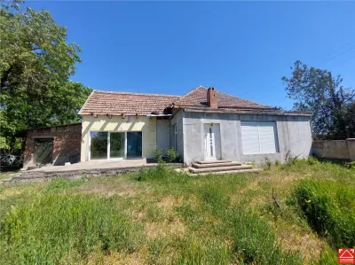 Casa spatioasa cu teren mare, pe colt, in Periam - foto 2