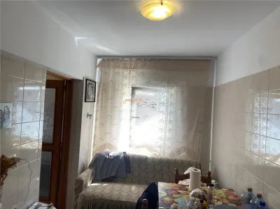 Apartament 2 camere Focsani , zona ultracentrala - Piata Moldovei , et 2 , decomandat , 54 mp , renovat ,mobilat complet - foto 4