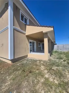 Casa individuala - despartita prin terasa - 4 benzi - zona excelenta - toate utilitatile - foto 11