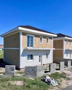 Casa individuala - despartita prin terasa - 4 benzi - zona excelenta - toate utilitatile - foto 3