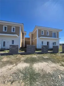Casa individuala - despartita prin terasa - 4 benzi - zona excelenta - toate utilitatile - foto 6