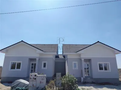 Duplex despartit prin baie - mansardabil - teren generos - Mosnita Noua