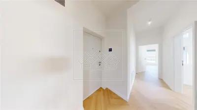 Penthouse cu 4 camere si balcon - 2 bai, intabulat - foto 14