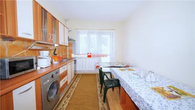Apartament cu terasa, curte si parcare, intr-o zona linistita de case - foto 3