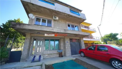 Apartament cu terasa, curte si parcare, intr-o zona linistita de case - Oradea