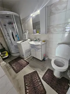 Casa cu trei camere in zona linistita,in apropiere de centru. - foto 6