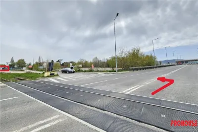 Hala, birouri, platforma betonata, 2411 mp. Langa AEROPORT. - foto 18
