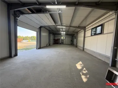 Hala, birouri, platforma betonata, 2411 mp. Langa AEROPORT. - foto 11