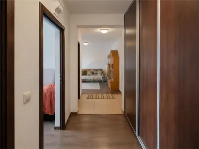 Apartament 3 camere 2 bai etaj 1 parcare zona Centrala - foto 9
