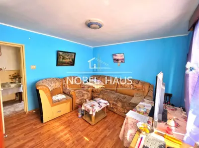 Apartament 2 camere, decomandat, etajul 4, bloc cu lift, zona Stadion - Barlad