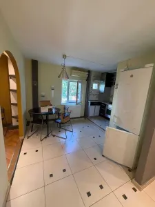 Decomandat la etajul 1 cu 2 bai si 2 balcoane, mobilat si utilat - Timisoara