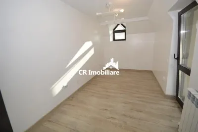 Apartament 4 camere, Piata Romana pretabil pentru firma - foto 2